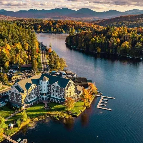 Saranac Waterfront Lodge，位于Lake Clear的酒店