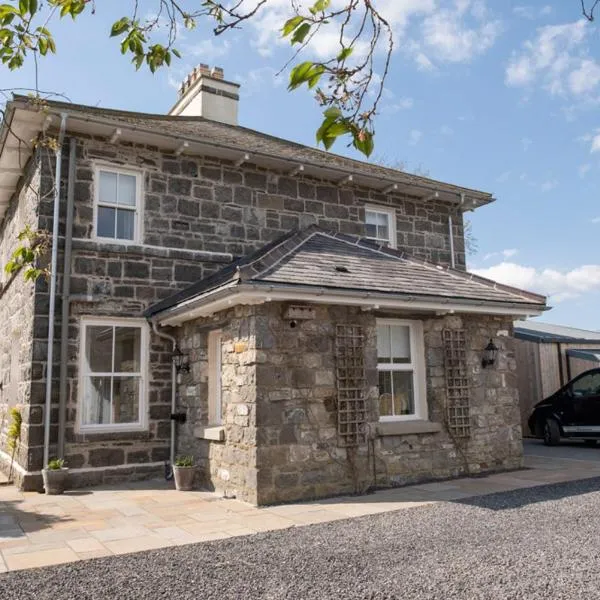 Church Farmhouse - Castle View (4 bedroom) & Church View (2 bedroom)，位于卡斯尔敦的酒店