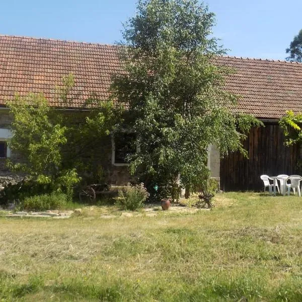 ROSE COTTAGE (sleeps 4)，位于Staňkov的酒店