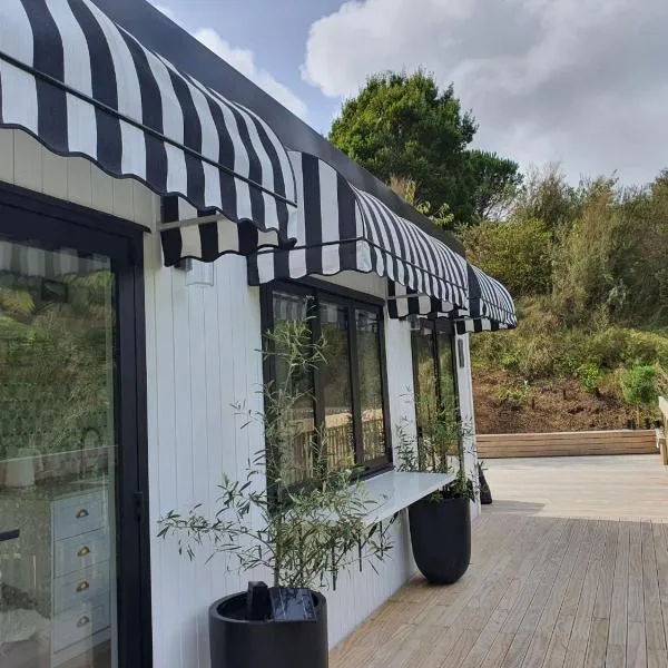 Tiny house with greenhouse dining，位于Gracefield的酒店