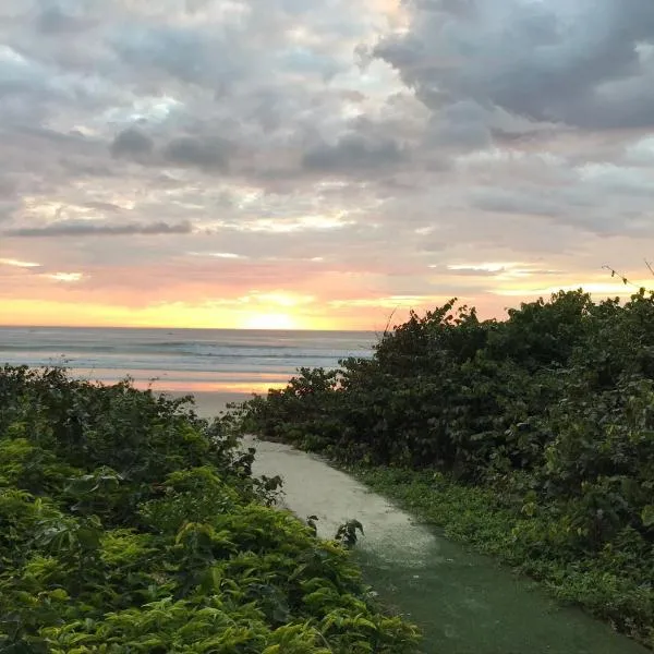 Linda Casa frente mar, pé na areia, Itapema SC, Ar, Wi-fi, Smart Tv，位于伊塔佩马的酒店