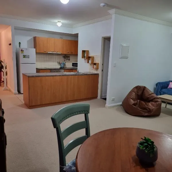 Little Monica Apartment- Spacious, Affordable & Central，位于珀斯的酒店