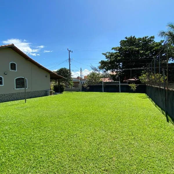 Casa bem espaçosa com campo de futebol e área gourmet a um quarteirão da lagoa de Praia Seca，位于阿拉鲁阿马的酒店