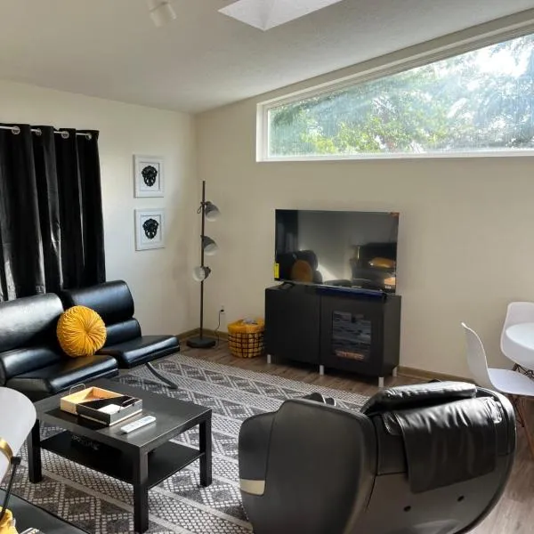 Paradise Oasis Near Lake *Full Body Massage Chair*，位于长景市的酒店