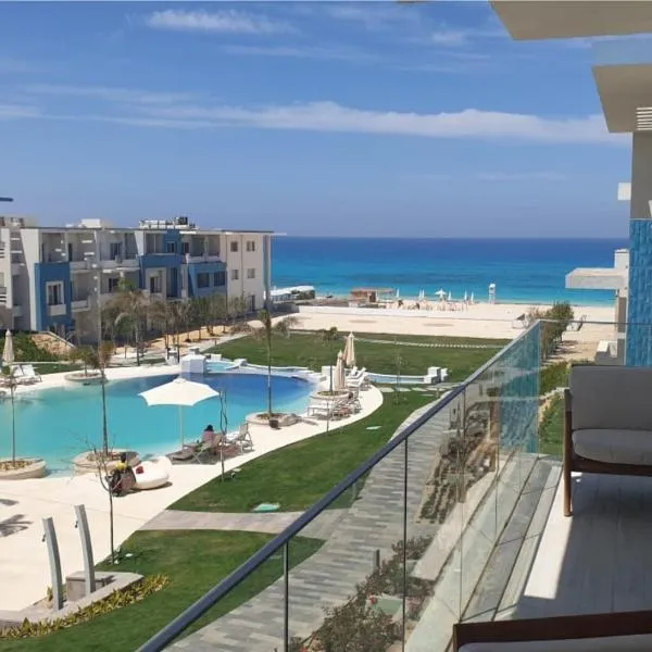 Fouka Bay North Coast 2BRs Modern Style Serviced Apartment with Open Pool & Sea View，位于马特鲁港的酒店