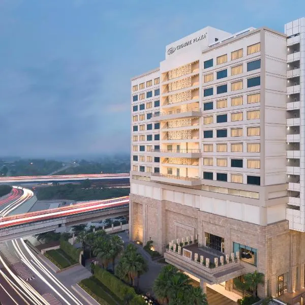 新德里玛玉尔豪尔诺伊达皇冠假日酒店，位于新德里的酒店