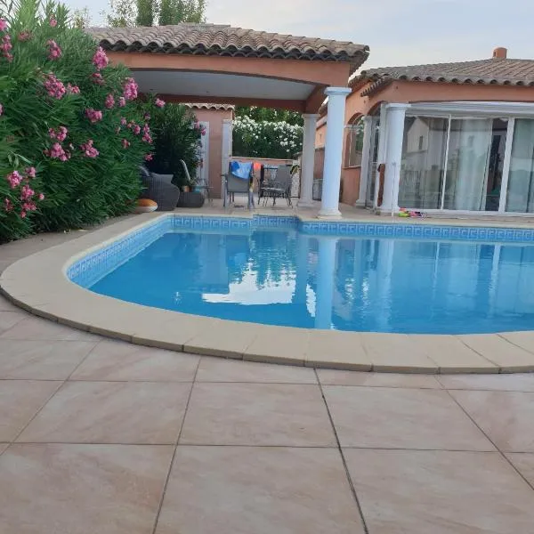 Villa plain pied avec piscine privée 8 personnes，位于耶尔的酒店