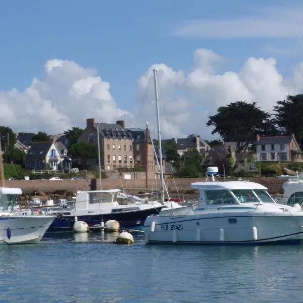 Studio les pieds dans l'eau au port de Ploumanac'h，位于佩罗斯-吉雷克的酒店