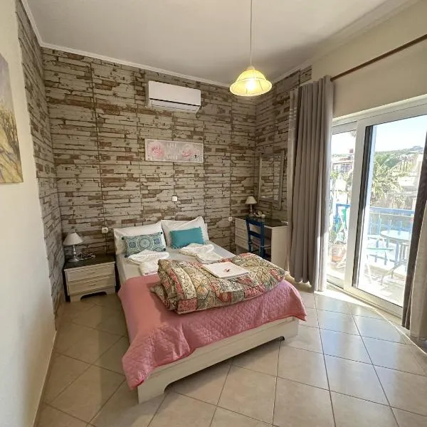 2-Bedroom Blue & White House with Garden and Beach，位于Kamisianá的酒店