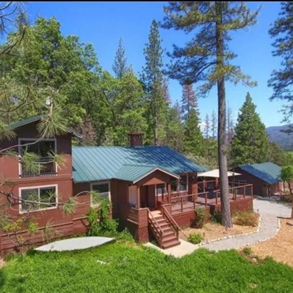 Uncle Grizz's Cabin...get intouch with nature，位于Bass Lake Annex的酒店