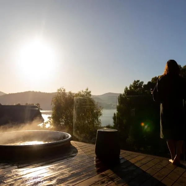 Woodland Bay Retreat-Hot tub,Sauna and Bayview Hamptons Retreat，位于Lymington的酒店