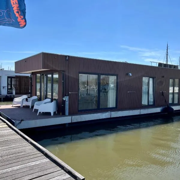 Surla luxury sailing Houseboat Splendid at Marina Monnickendam，位于蒙尼肯丹的酒店