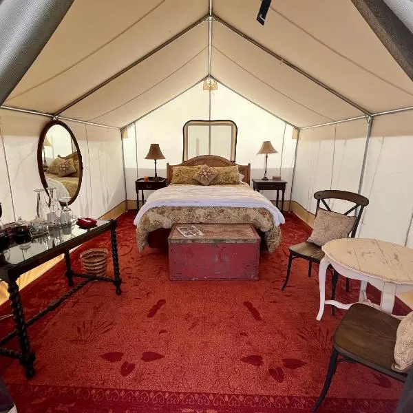 Cosmo Glamping Tent at Zenzen Gardens，位于Hotchkiss的酒店