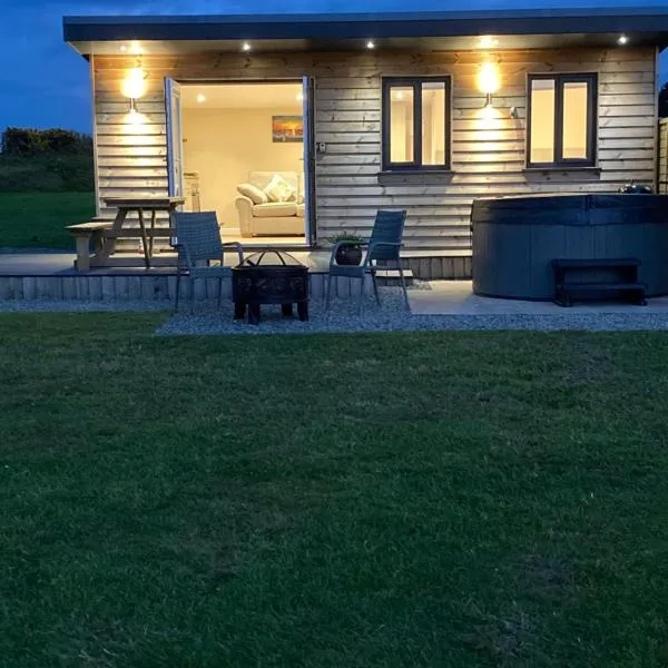 MAESLLAN CABINS 'Hud Y Machlud'，位于Cross Inn的酒店