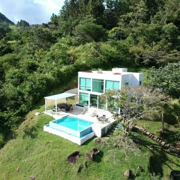 Casa Moderna con piscina en las Montañas de Altos del María，位于Trinidad de Las Minas的酒店