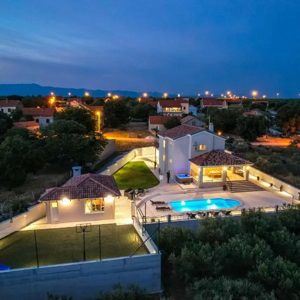Villa Relax with sauna & jacuzzi &gym，位于Gornji Zemunik的酒店