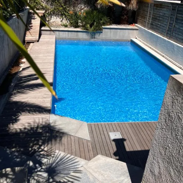 2 pièces rez-de-jardin dans maison avec piscine，位于卢贝新城的酒店