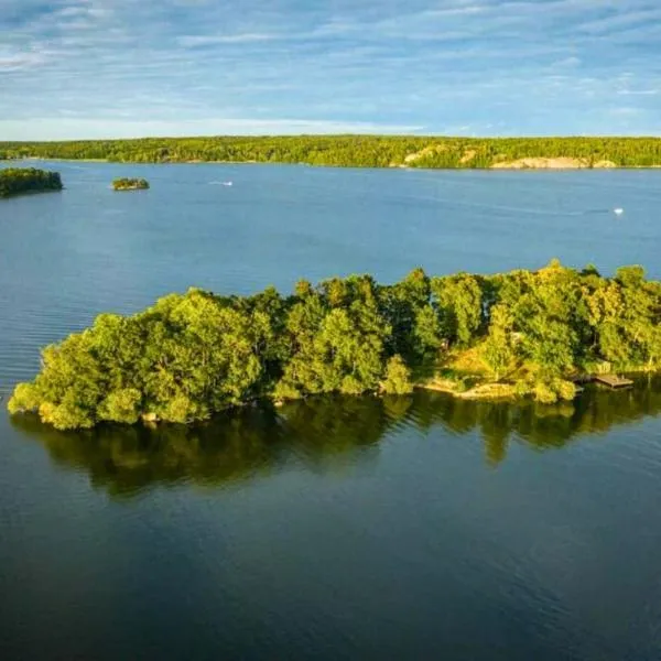 Escape to Your Very Own Private Island - Just 30 Minutes from Stockholm，位于Svartsjö的酒店