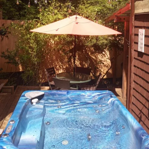 Forest Sweet Retreat Hot Tub & Wood Fired Sauna，位于尤克卢利特的酒店