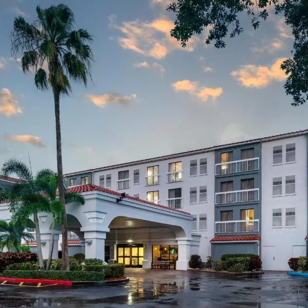 Holiday Inn & Suites Boca Raton - North，位于The Cove的酒店