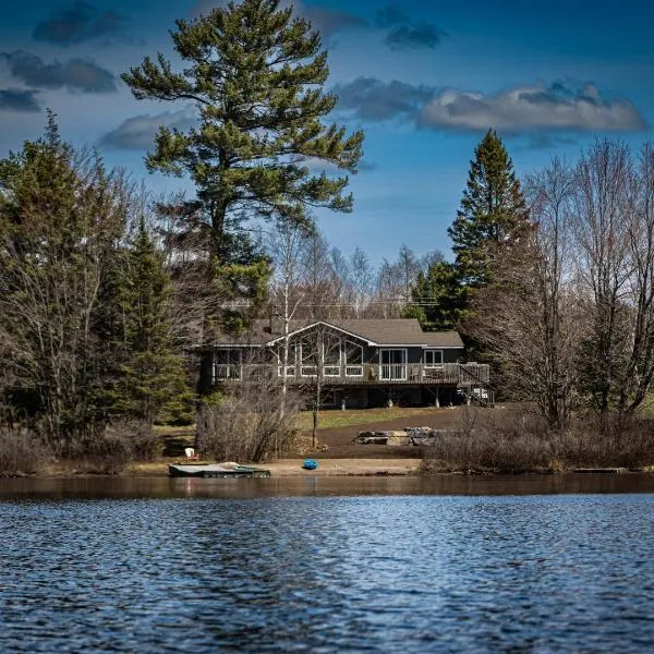 Perfect 3 bedroom waterfront muskoka cottage，位于Bala的酒店