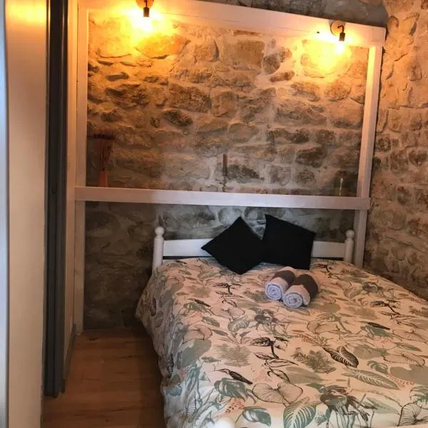 Chambre atypique dans une cave voutée avec petit déjeuner，位于Saint-Genest-de-Bauzon的酒店