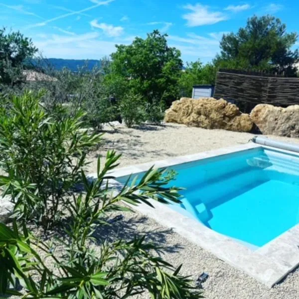 Les jardins de la Gravière à 5 mn de Lourmarin avec piscine privée，位于Puyvert的酒店