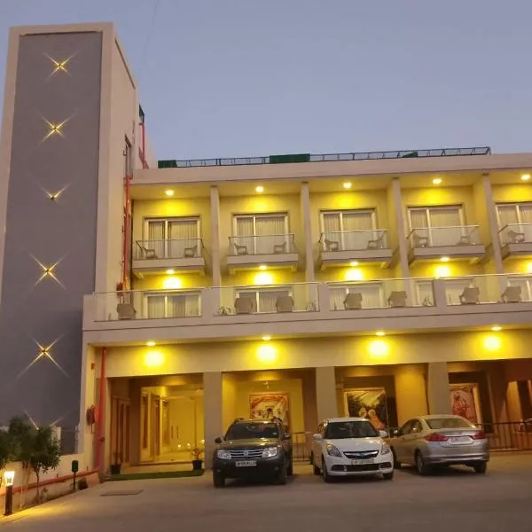 Hotel Mukut Mani，位于Govardhan的酒店
