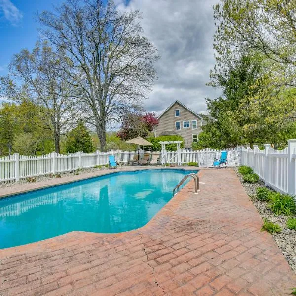 Heated Pool, 6 Acres: Beacon Area Vacation Rental，位于Lagrangeville的酒店