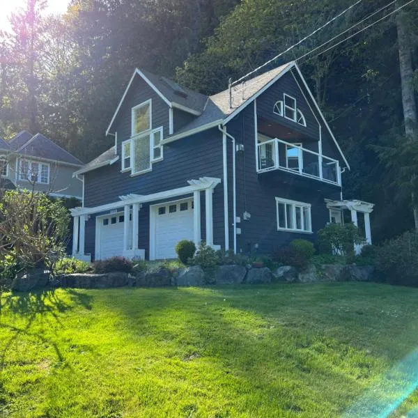 Sea and Cedar Retreat-a home in a tranquil setting，位于Shawnigan Lake的酒店