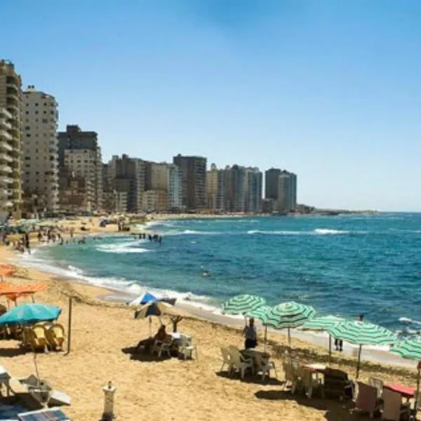 Furnished Apartment - Beach view "Nearest Beach 2 minutes walking" - Free Wifi- Abo keer - Alexandria - Egypt，位于Abū Qīr的酒店
