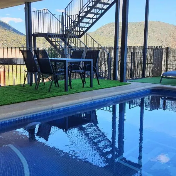 Casa con piscina en Parque Nacional de Cabañeros，位于Robledo del Buey的酒店