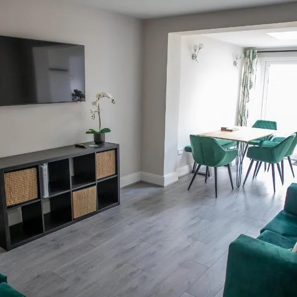 Wave Stays - Ground Floor Apartment - Outside Seating Area，位于克利夫利斯的酒店