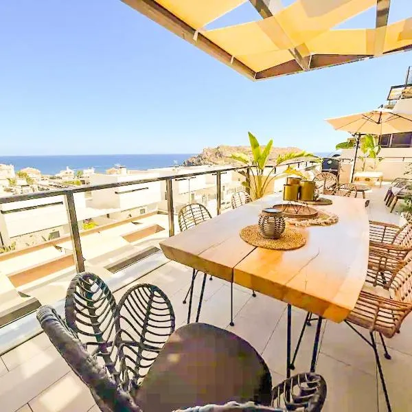 Luxury Designer Apartment - Unbeatable Sea Views，位于Garrobillo的酒店