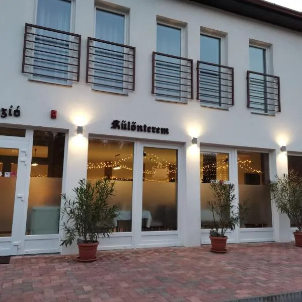 Privát Fogadó és Étterem，位于Répáshuta的酒店