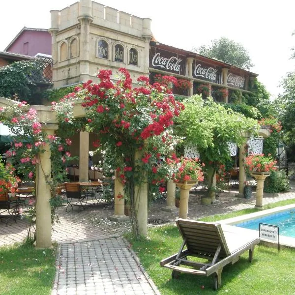 弓剑花园酒店，位于科马尔诺的酒店