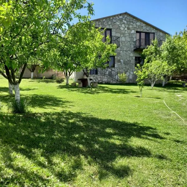 Guest house Ijevan's Garden，位于Getahovit的酒店
