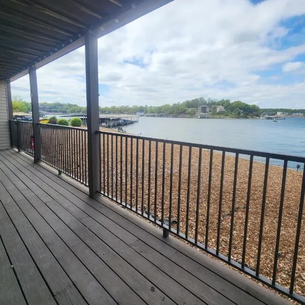 Lakefront condo with a VIEW Osage Beach，位于卡姆登顿的酒店