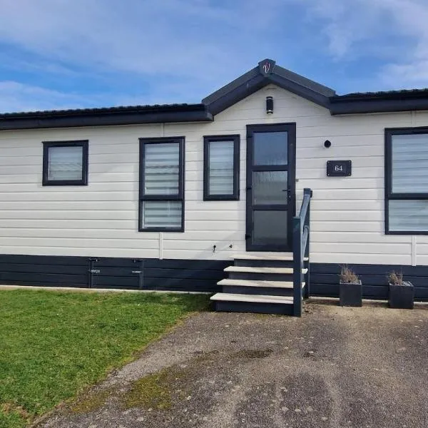 Stunning 6 Berth Lodge With Decking At Manor Park In Hunstanton Ref 23064K，位于亨斯坦顿的酒店