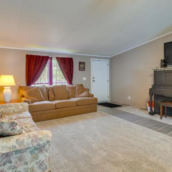 Tennessee Vacation Rental about 2 Mi to Windrock Park!，位于橡树岭的酒店