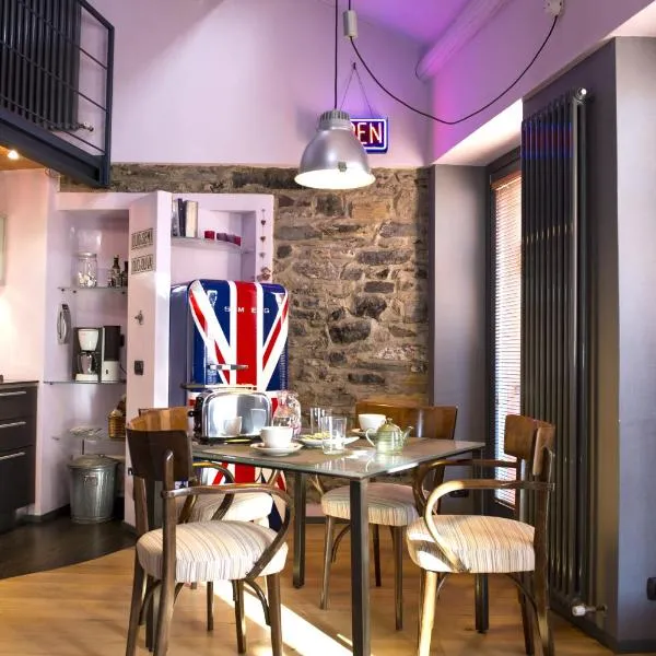 Casa Rossa - byMyHomeinComo，位于切尔诺比奥的酒店