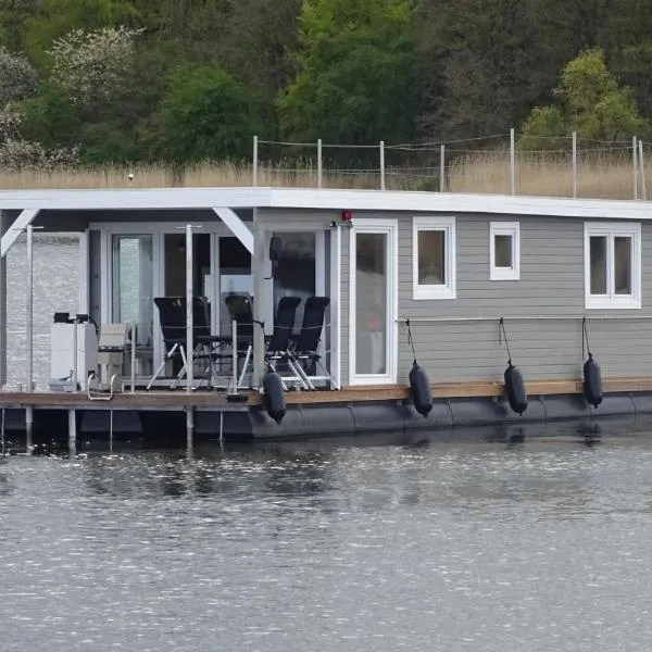 Hausboot Janne Lübeck Inclusive Kanu nach Verfügbarkeit SUP und WLAN 50 MBit s Flat，位于吕贝克的酒店