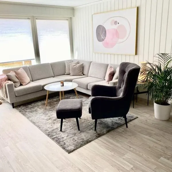 Moderne og sentral leilighet med koselig og privat uteplass!，位于Hornnes的酒店