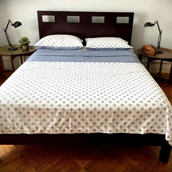 Spacious Bedroom in a Brooklyn House Shared with Host，位于布鲁克林的酒店