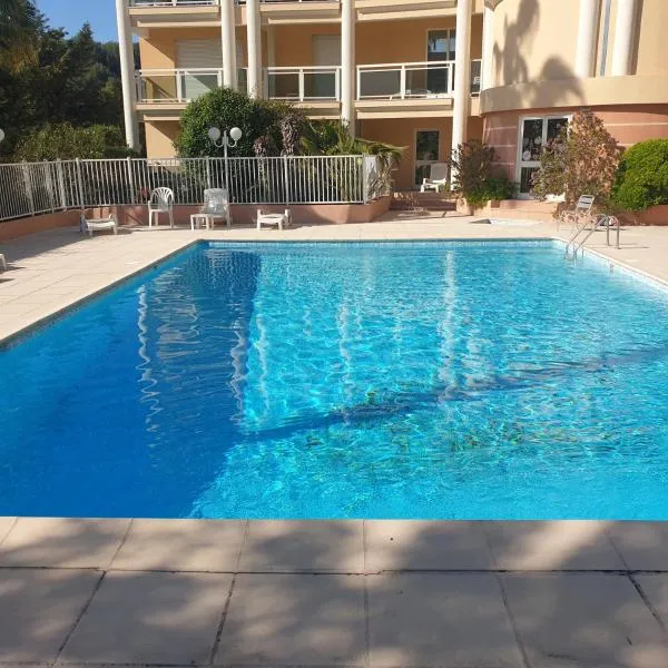 Luxurious sea view apartment Cannes Vieux Cannet，位于勒卡内的酒店