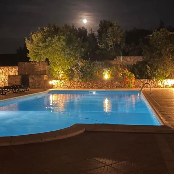 Hotel Villaggio Ristorante Pizzeria Museo TANIT，位于卡尔博尼亚的酒店