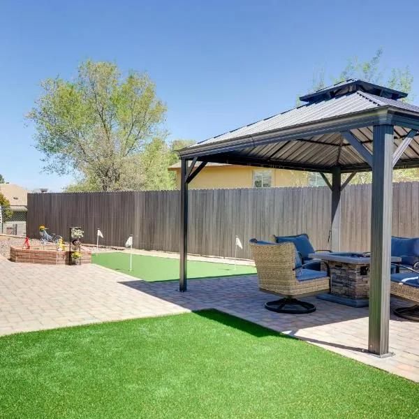 Central Prescott Home with Putting Green and Fire Pit，位于普雷斯科特的酒店