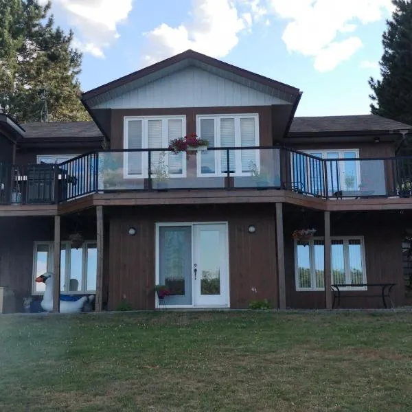 Peaceful restful & fun on the water，位于Golden Lake的酒店