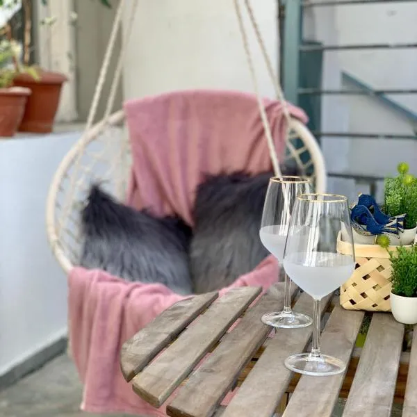 Family friendly, cozy house in Athens，位于比雷埃夫斯的酒店