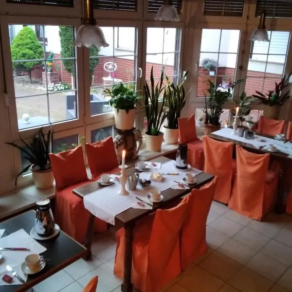 Pension Schulze，位于奥拉宁鲍姆的酒店